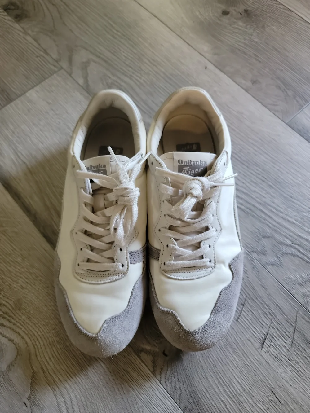 Onitsuka Tiger Low-Top Sneakers in Cream and Gray (Unisex/Men's Size 6.5)